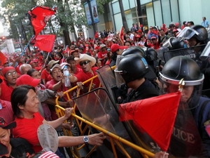 Thaïlande 30 000 chemises rouges manifestent à Bangkok